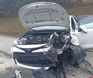 Passat zjechał na sąsiedni pas i uderzył w hondę. Policja wstępnie ustaliła przyczynę dramatu