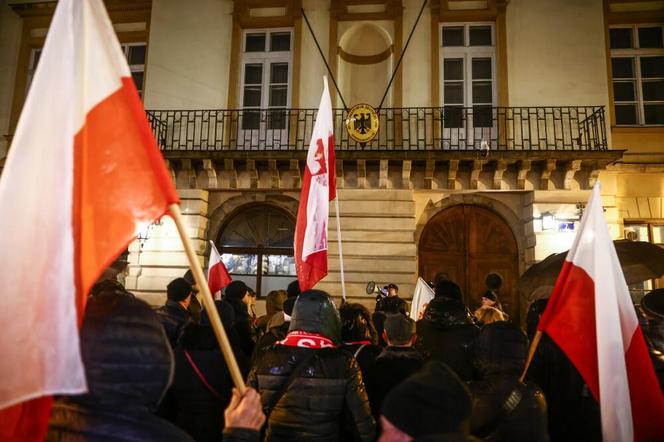 Pod Wawelem demonstracja w obronie Kamińskiego i  Wąsika