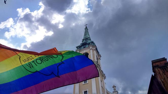  Toruń mówi NIE mowie nienawiści! Tęczowy wiec na Rynku Staromiejskim [ZDJĘCIA]