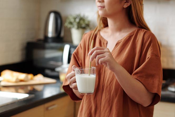 Skaza białkowa u dorosłych wyklucza spożywanie produktów, takich jak m.in. mleko, białka jaj i mięso.
