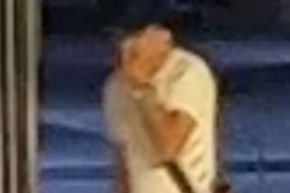 Poznajesz tego mężczyznę? Myślał, że nikt go nie widzi, teraz szuka go policja