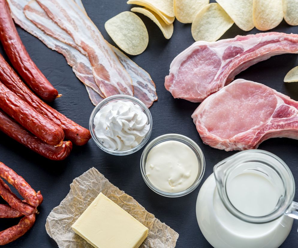 Źródła tłuszczów nasyconych w żywności to m. in. masło, mleko, jajka i mięso.