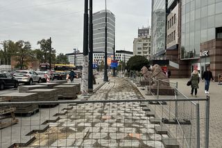 Budowa drogi rowerowej na ul. Puławskiej w Warszawie obok dawnego kina „Moskwa”