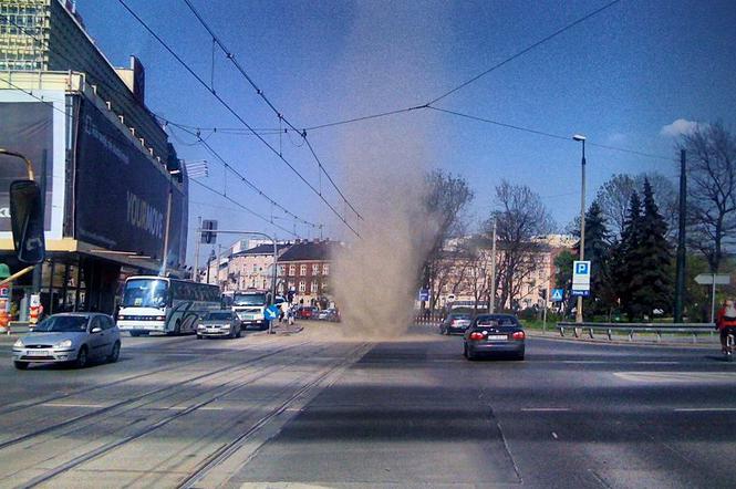 TRĄBA pyłowa nad Krakowem. Niesamowite zjawisko uwiecznione na filmie