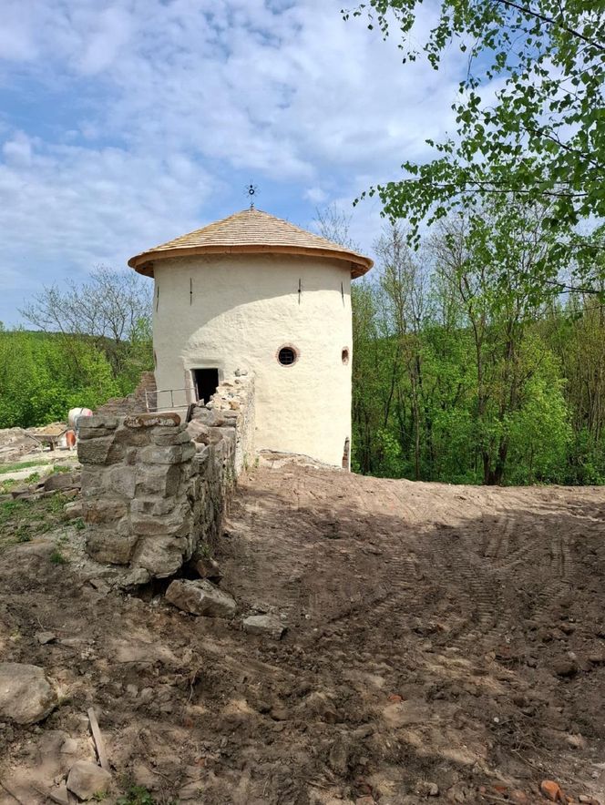 Baszta w Nowych Kicharach (gm. Dwikozy) po remoncie
