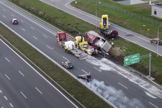 Jeden oglądał wypadek, a drugi szedł PEŁNYM OGNIEM. WIDEO z drona to przestroga dla innych