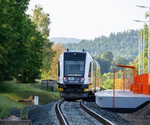 Pociągiem prosto pod Śnieżkę! Karpacz po 25 latach wrócił na kolejową mapę Polski. Zobacz zdjęcia