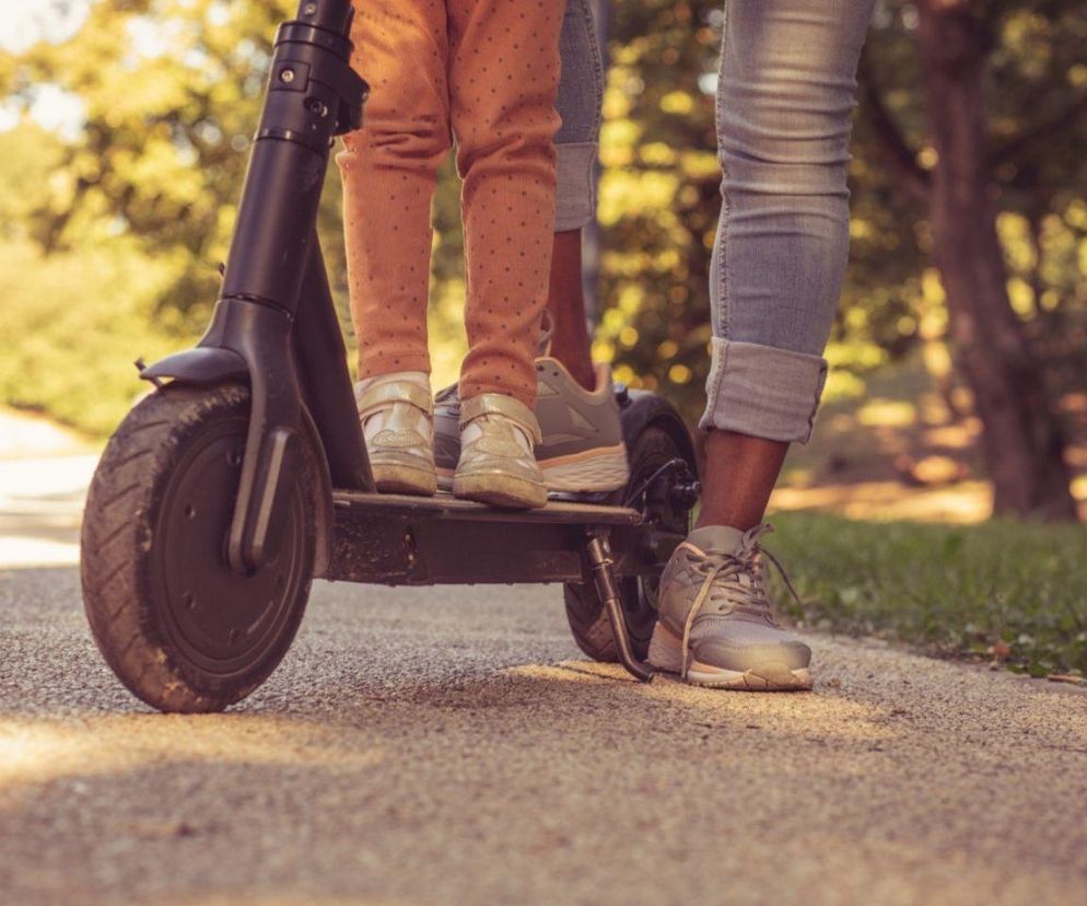 Jedna hulajnoga, dwoje pasażerów, brak kasków? Pomysły przerażają