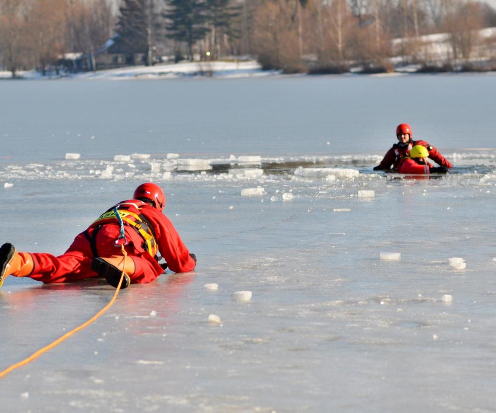 Tragedia w Mierzwicach. 37-latek utonął pod lodem. Dramatyczna akcja na Bugu