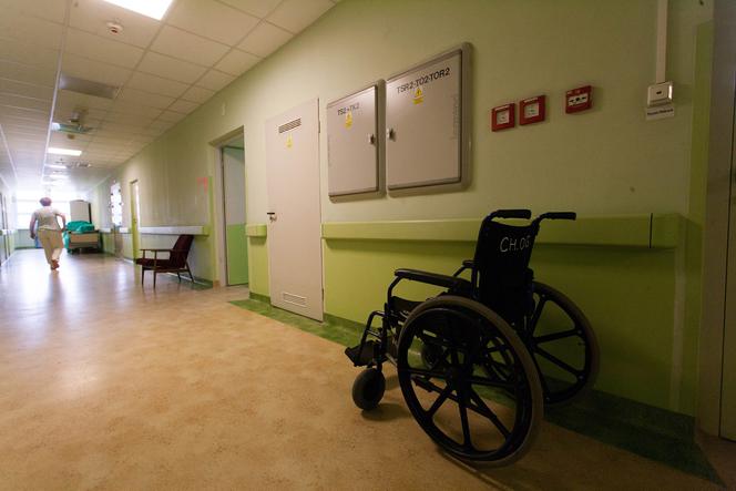 szpital izba przyjęć korytarz pielęgniarka pielęgniarkipersolen opieka zdrowie łóżko chory posiłek