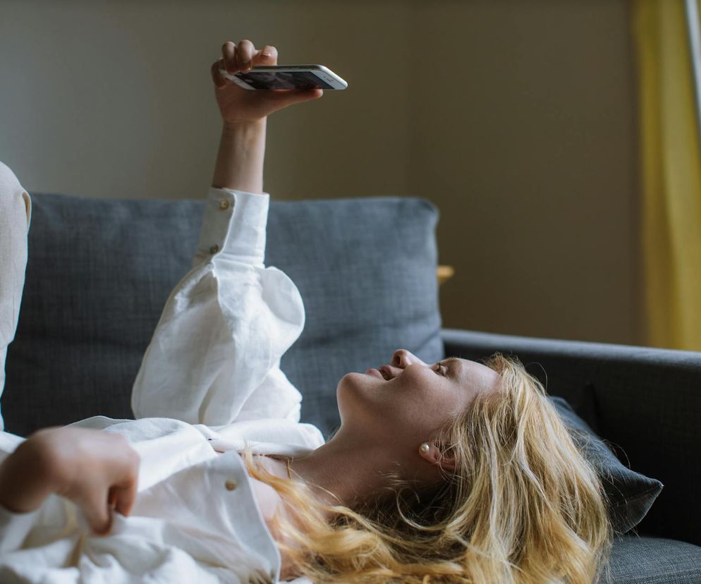 Na randkę bez makijażu. Chwilowy tend z TikToka czy nowy ruch skin positive?