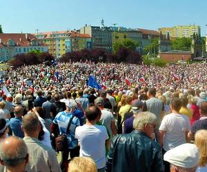 Manifestacja 4 czerwca na placu Solidarności w Szczecinie