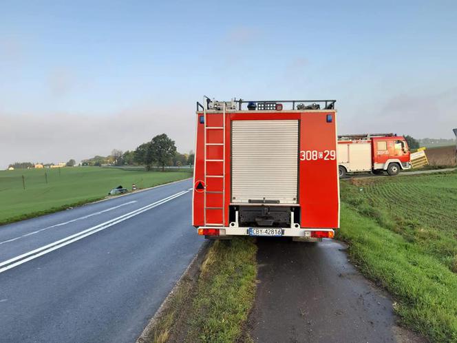 Poranny wypadek pod Bydgoszczą! Auto wpadło w poślizg i spadło ze skarpy!