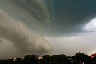Groźne burze suną przez Dolny Śląsk. Gradobicie w okolicy Bolesławca, trudna sytuacja na A4 