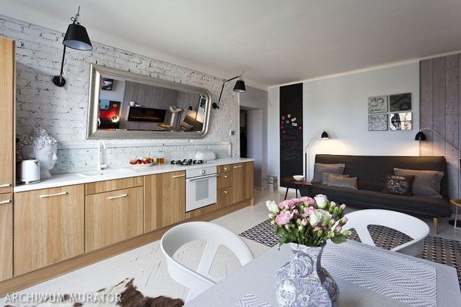 Salon z kuchnią z białą cegłą 