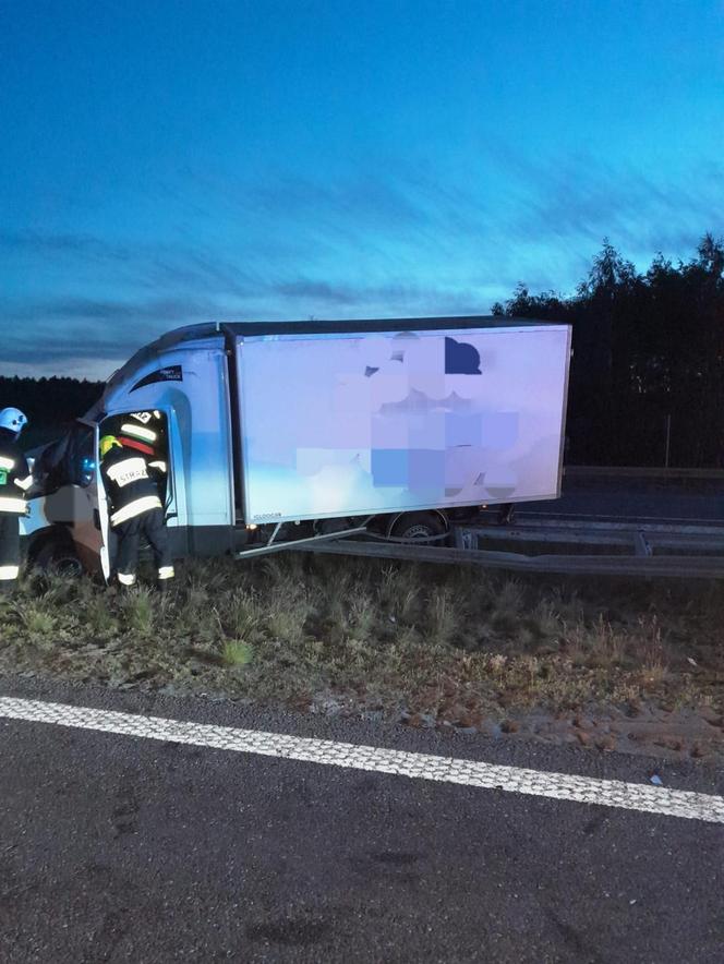 Stemplew. Śmiertelny wypadek na A2. W karambolu zginęła kobieta, wiele osób rannych [ZDJĘCIA].