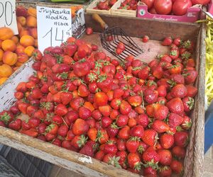 Ceny truskawek na Starym Kleparzu w Krakowie
