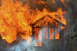 Potworny pożar drewnianego domu. Płomienie buchały przez okna, w kuchni leżały zwłoki 96-latki