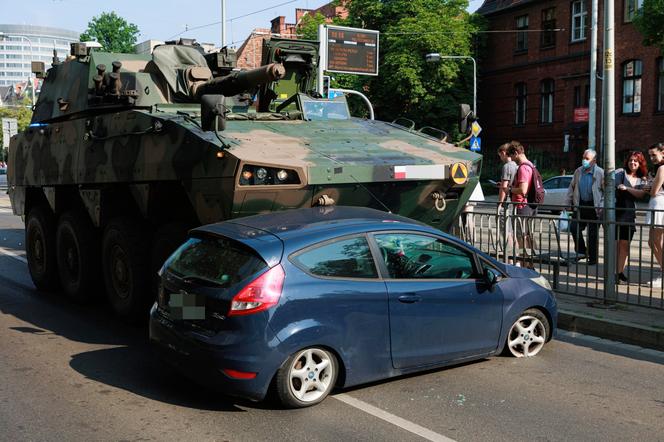 Wojskowy wóz jechał na pokaz podczas pikniku