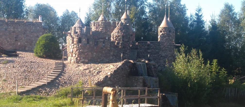 Zamek w Białogrądach na Podlasiu. Niezwykła atrakcja koło Grajewa