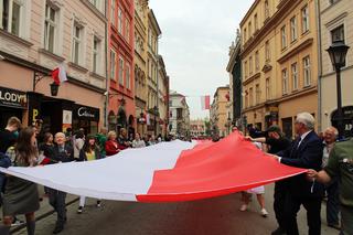 Od Bramy Floriańskiej do Wawelu: Kraków pobił rekord na najdłuższą flagę Polski! [ZDJĘCIA]