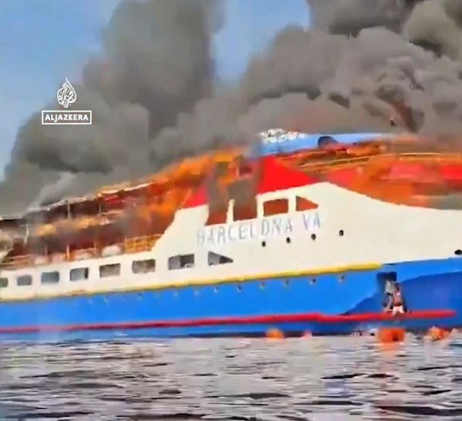 Pożar promu wycieczkowego. Ludzie skakali do wody, wszystko się nagrało! "Pomocy, płoniemy na morzu"
