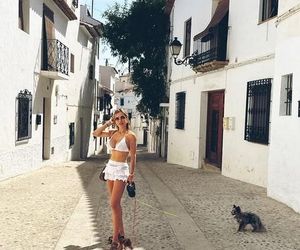 Nocne szaleństwo Dody! Maska królika i seksowna mini