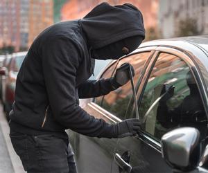 Seria włamań do aut i kradzieży w Barczewie. Policja zwraca się z apelem do mieszkańców