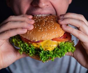 Jak jeść burgera? Te zasady savoir-vivre warto zapamiętać