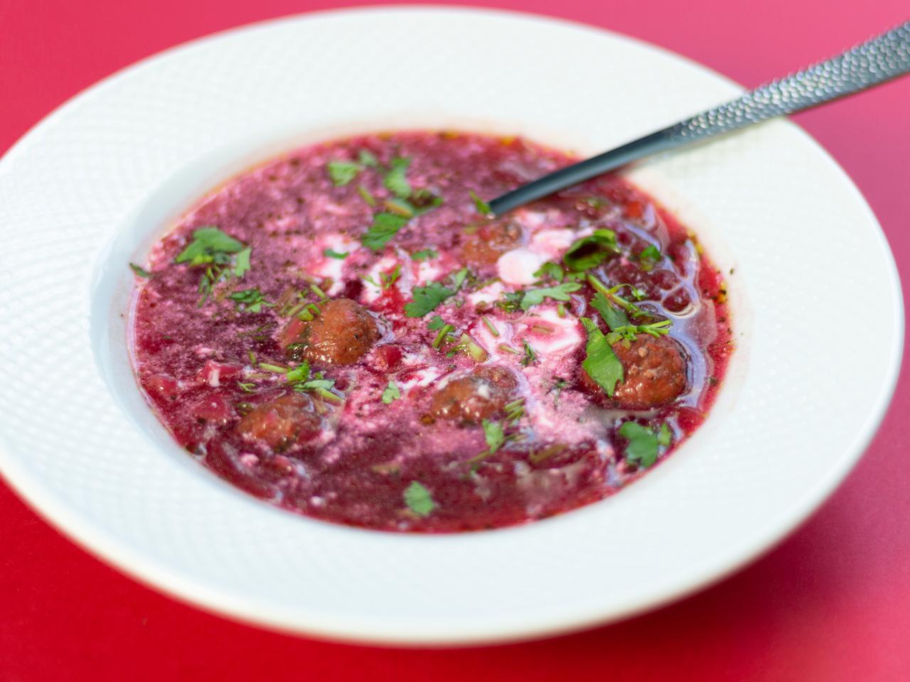 Łotewski barszcz czerwony z klopsikami: przepis na zupę z wiórkami buraczanymi