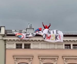 Dwóch Spider-Manów w Gliwicach z banerem przeciw Trzaskowskiemu