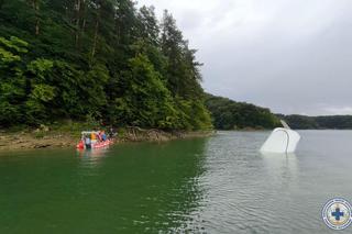 Szkwał na Jeziorze Solińskim! Dziewięć jachtów wywróconych, dramatyczna akcja ratownicza [ZDJĘCIA]