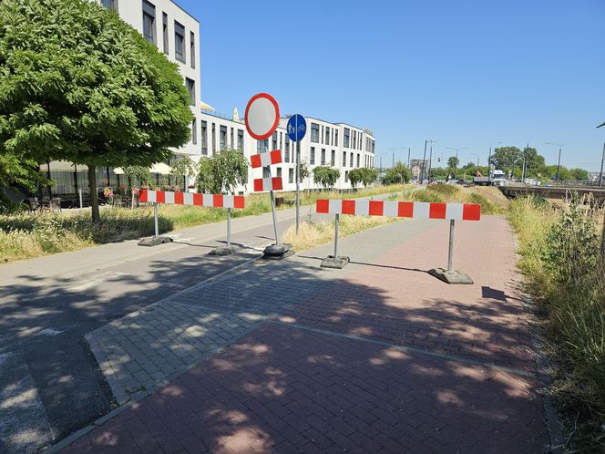Rowerzyści na al. Unii Lubelskiej nie mają łatwo