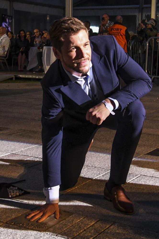 Festiwal gwiazd Międzyzdroje 2019. Mikołaj Roznerski odsłania swój odcisk dłoni w Alei Gwiazd