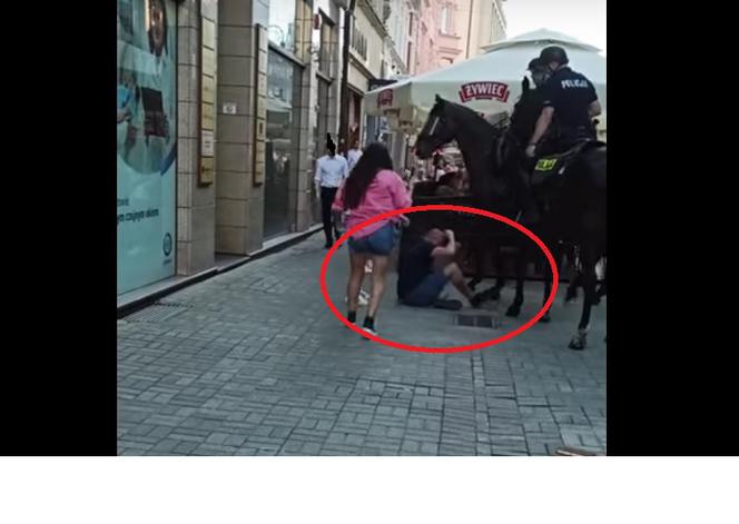 Szok w Katowicach! Policjanci na koniach gonili pijanego mężczyznę. Dramatyczne nagranie [WIDEO]