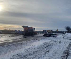 Tragedia na drodze w woj. lubelskim. Samochód osobowy zderzył się z pługopiaskarką. Jedna osoba nie żyje