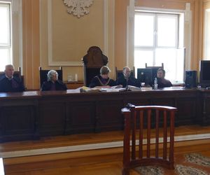 Zadźgała ojca pięcioma ciosami nożem. „Zabiłam go, żeby ochronić mamę”