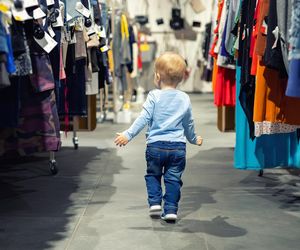 Bakterie, grzyby i pasożyty na nowych ubraniach. Większość z nas ich nie pierze