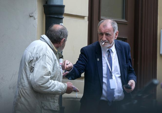 OJCIEC PREZYDENTA PALI Z BEZDOMNYM.