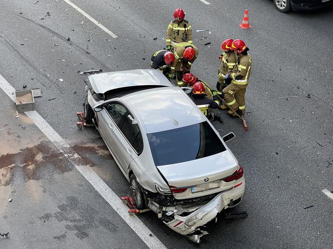 Gigantyczny korek na S8 w kierunku Poznania. BMW huknęło w barierki