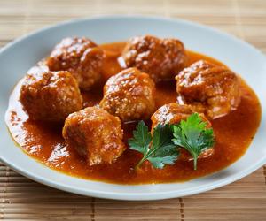 Brak czasu i pomysłów? Klopsiki w sosie pomidorowym zawsze ratują dzień