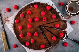 Dietetyczne ciasto z malinami – przepis bez cukru i tłuszczu! 