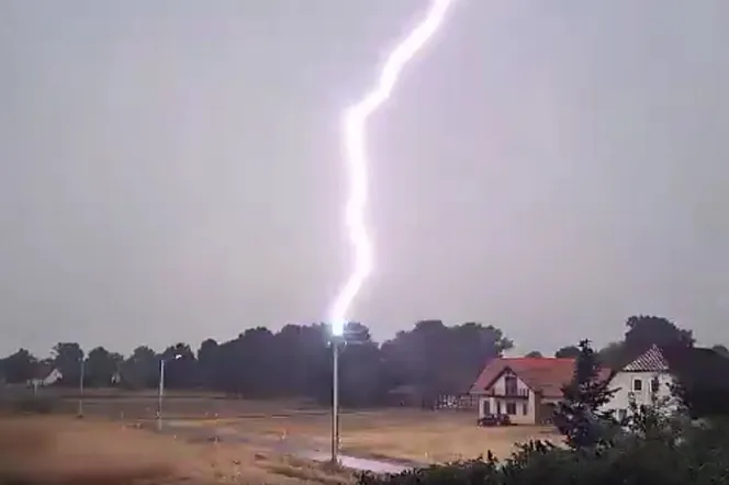 Ogromny huk postawił na nogi całą okolicę! Pod wrażeniem uderzenia pioruna byli nawet strażacy [WIDEO]