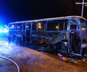 Przy autostradzie A4 doszczętnie spłonął autokar. Pojazdem podróżowały dzieci wracające z wakacji