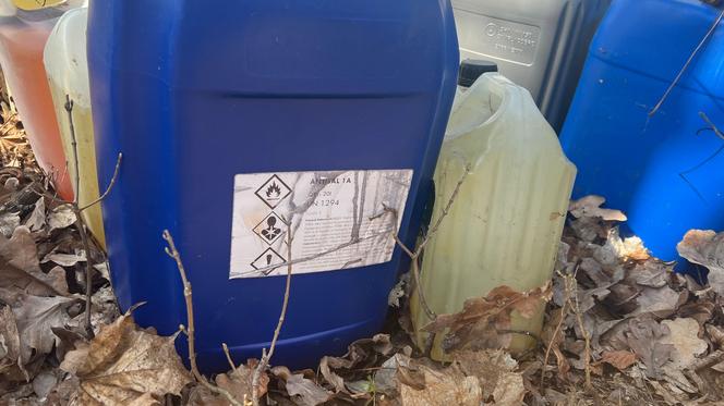 W lesie w Zbrosławicach znaleziono pojemniki z nieznaną substancją