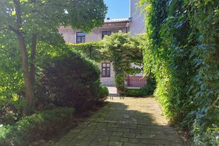 Poznaj zaciszne podwórka zamojskiej starówki. Te klimatyczne miejsca zachęcają do odpoczynku. Zobacz zdjęcia!