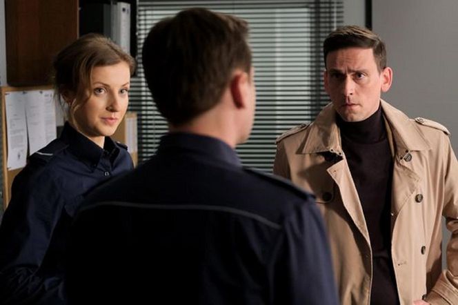 M jak miłość, odcinek 1873. Natalka (Dominika Suchecka), Adam (Patryk Szwichtenberg), Walat senior (Szymon Mysłakowski)