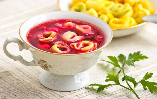 Barszcz czerwony z uszkami: łatwy przepis na wigilijną zupę