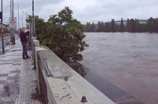 Powódź w Czechach: Przez Pragę przepływa fala kulminacyjna