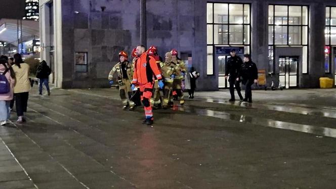  Dramat w centrum. Pieszy wpadł pod rozpędzony pociąg. W stanie krytycznym trafił do szpitala